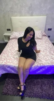   sofia hermosa  morena de curvas impactantes 