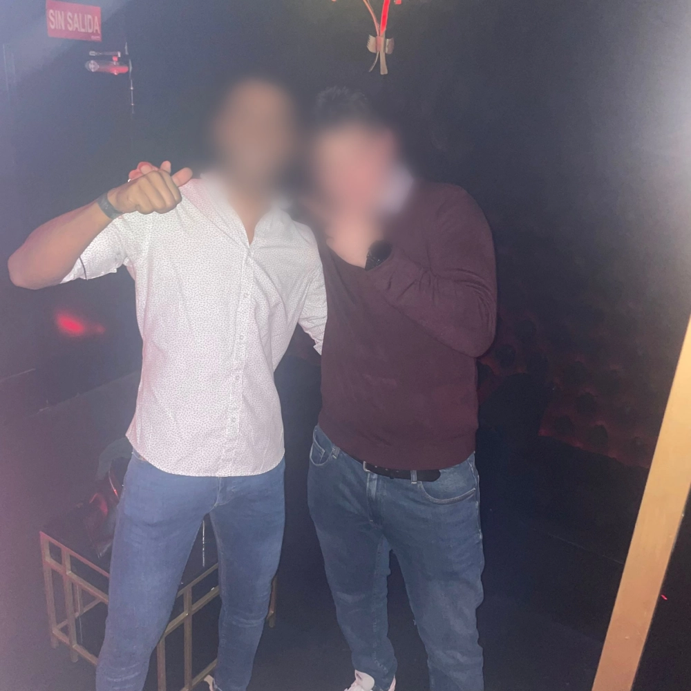 Hetero Activo Dominante con amigo versátil.