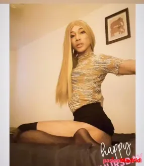 Morena guapa  latina sexy de piernas largas