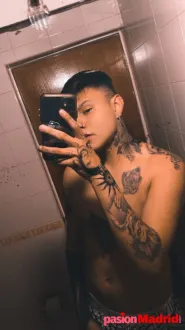 Chico joven tatuado solo para chicas y parejas 